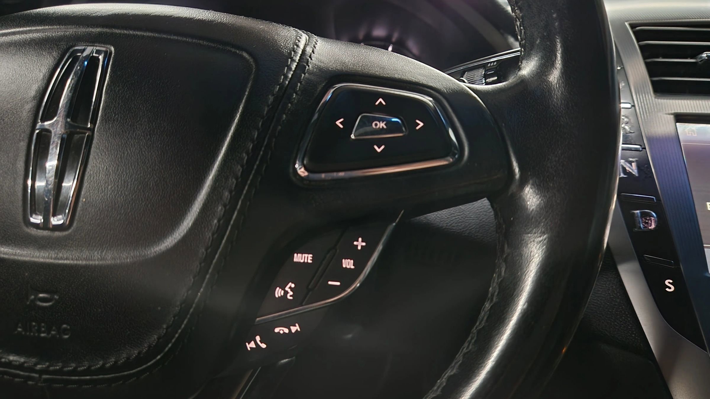 Used 2020 Lincoln MKZ image 25