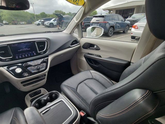 Used 2020 Chrysler Pacifica Touring-L Plus w/ Advanced Safetytec Group image 3