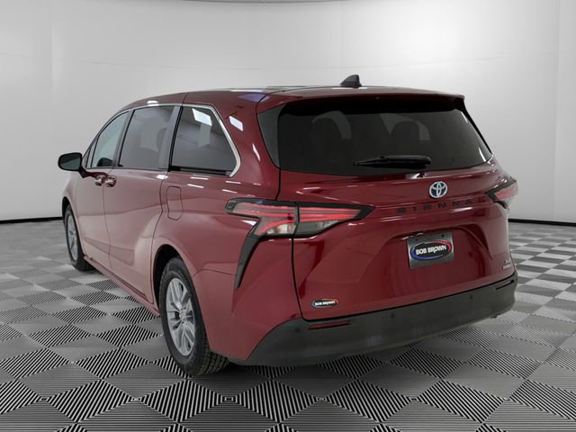 Used 2022 Toyota Sienna XLE FWD image 3