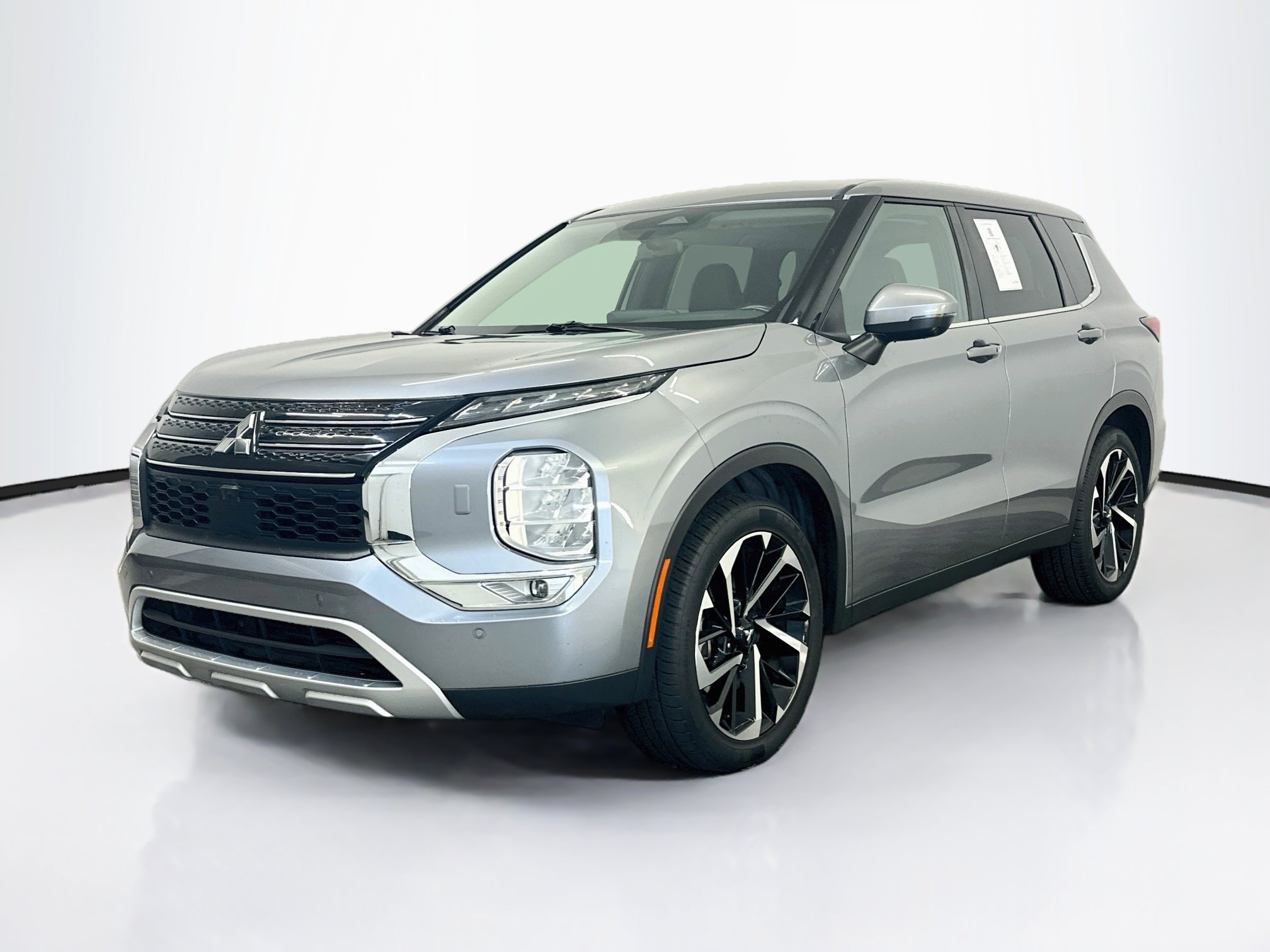 Used 2024 Mitsubishi Outlander SE AWD/4WD image 3