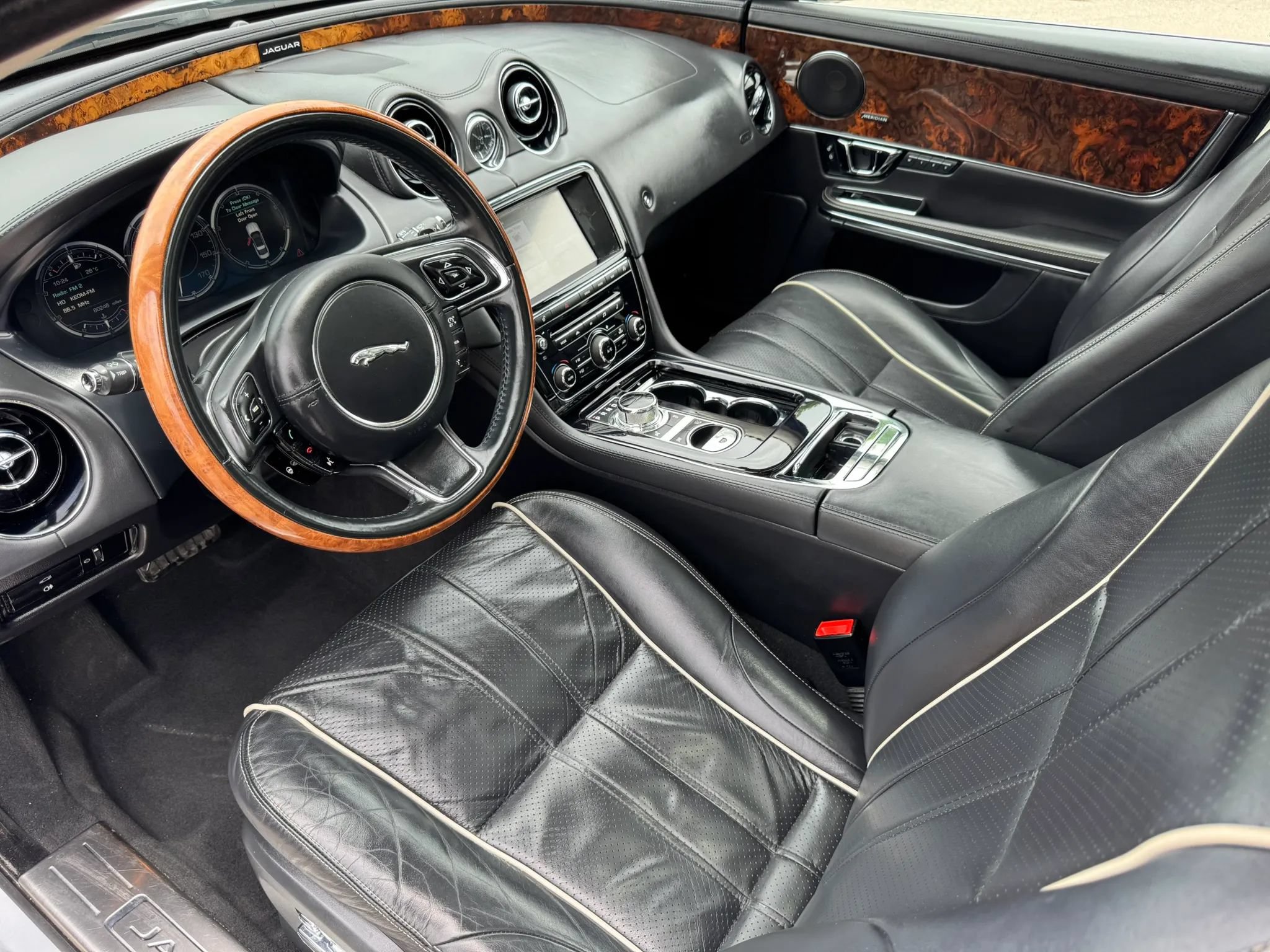 Used 2014 Jaguar XJ L Portfolio RWD image 14