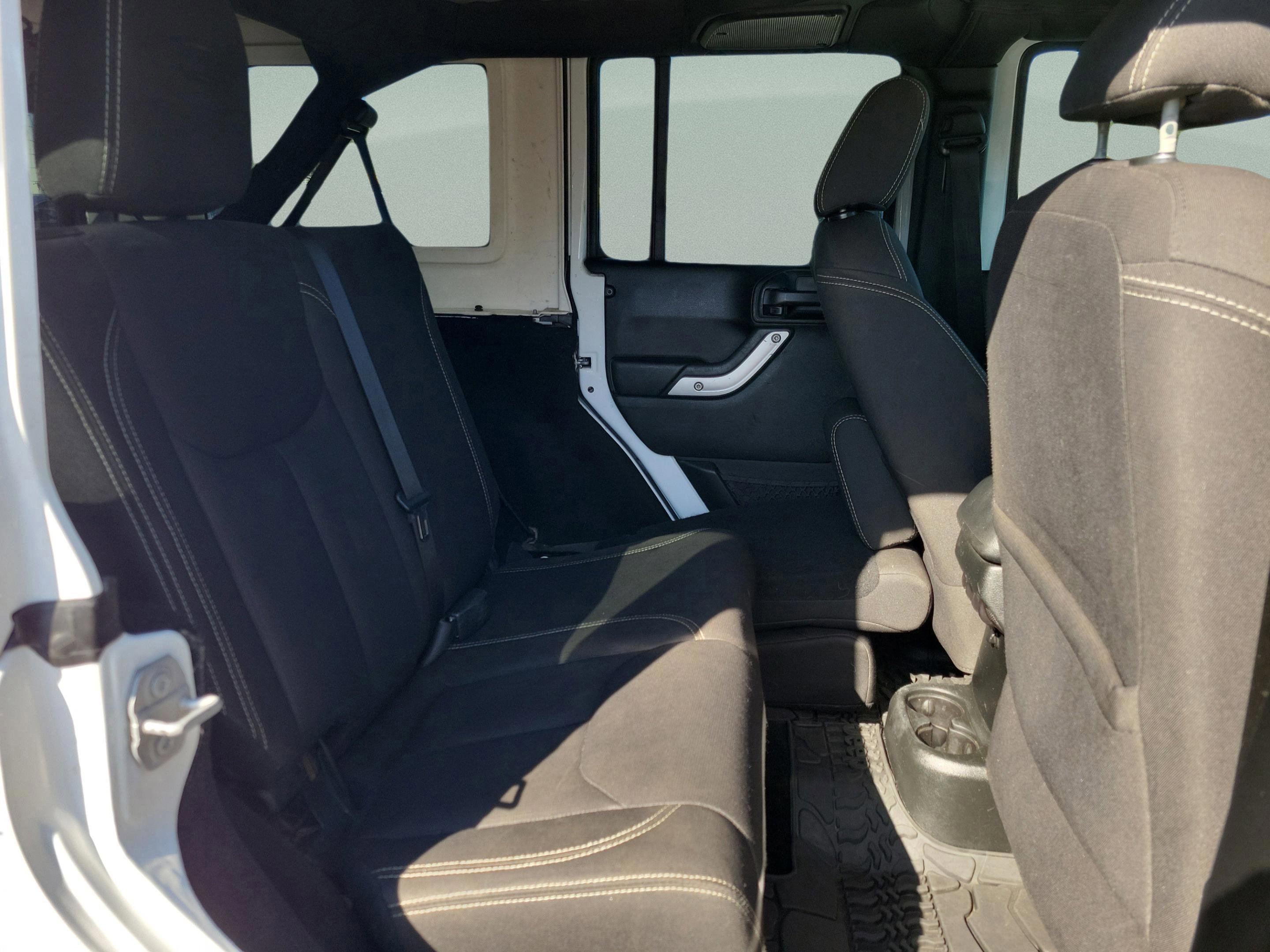 Used 2017 Jeep Wrangler Unlimited Sahara w/ Max Tow Package image 12