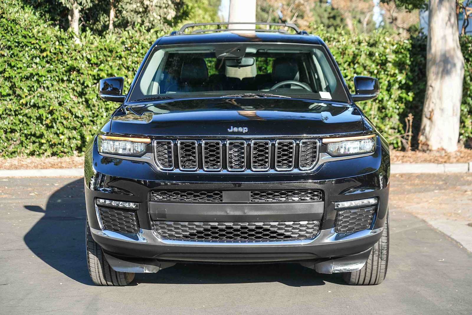 Used 2023 Jeep Grand Cherokee L Limited RWD image 4