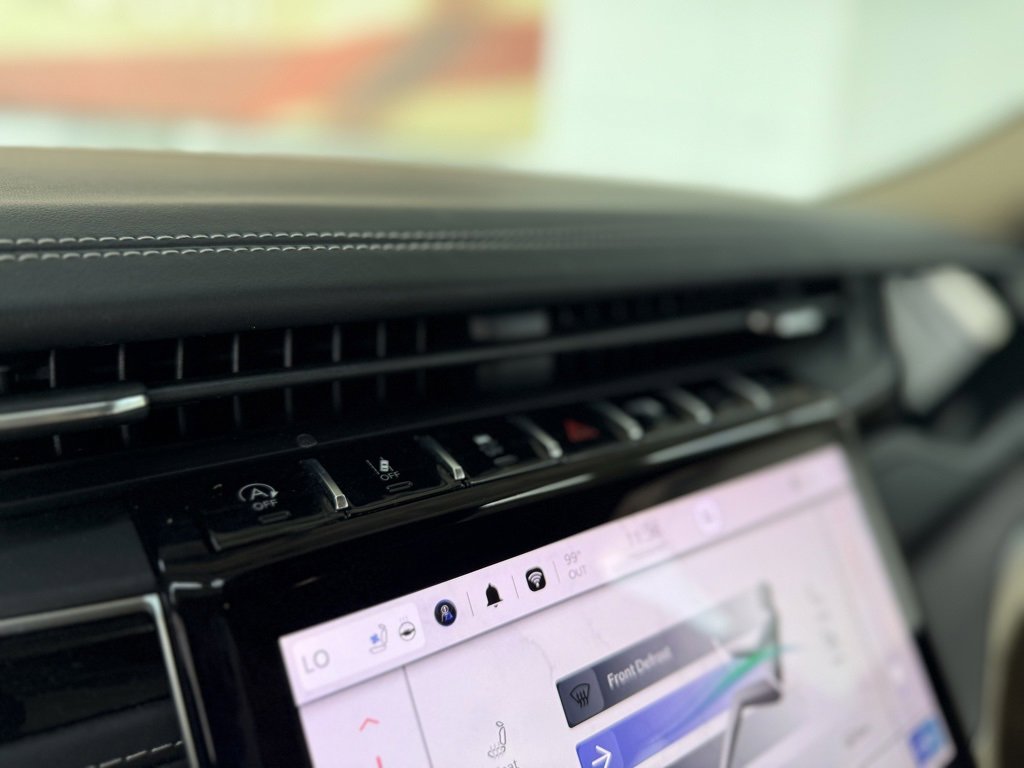 Used 2022 Jeep Grand Cherokee Limited w/ Luxury Tech Group II image 38