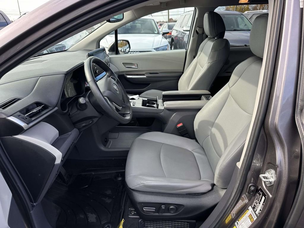 Used 2023 Toyota Sienna XLE image 15