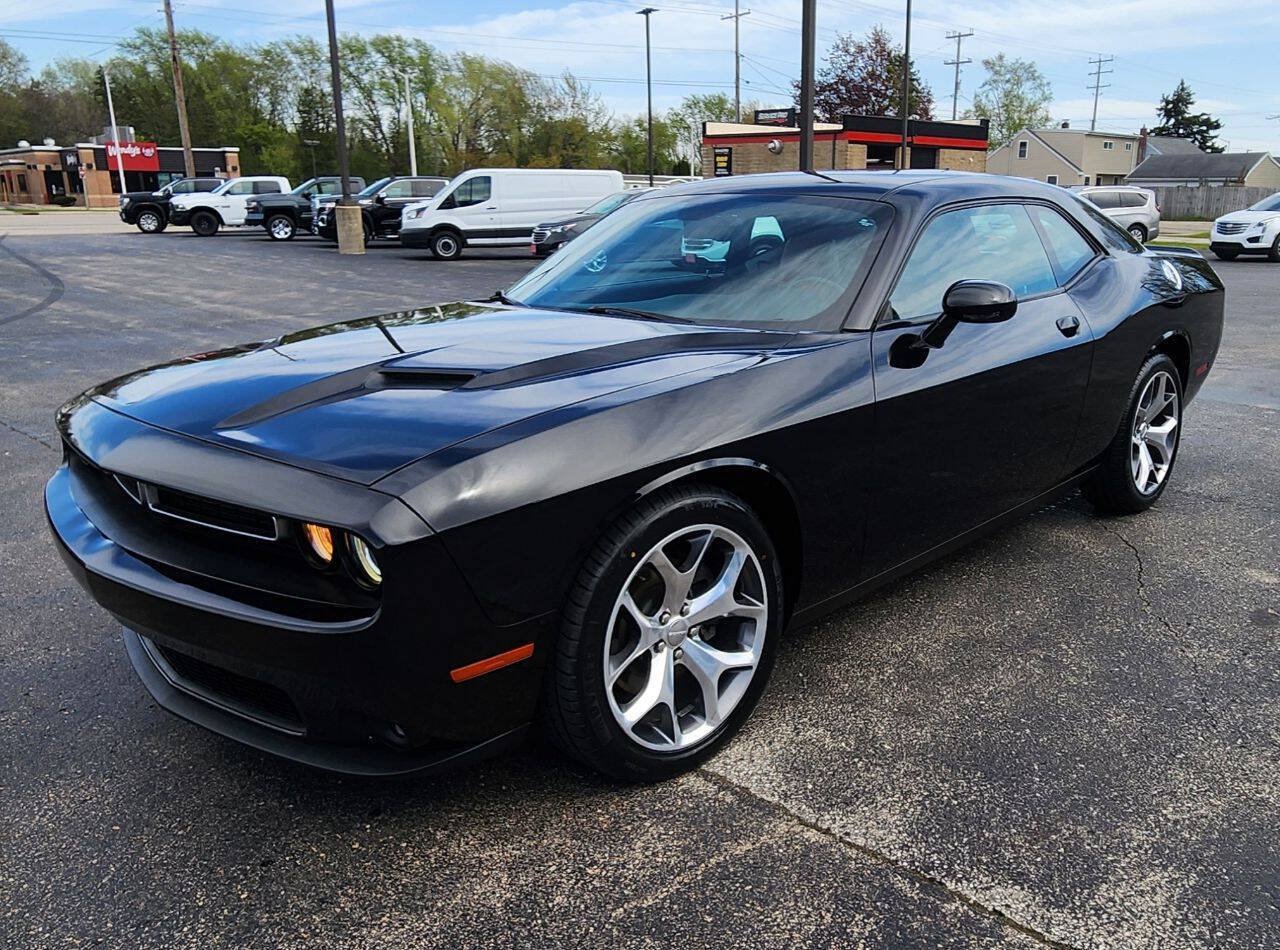 Used 2016 Dodge Challenger SXT Plus RWD image 2