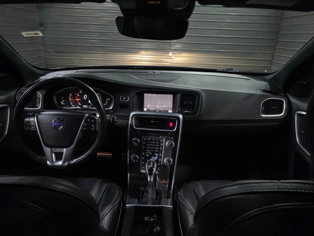 Used 2018 Volvo V60 T6 R-Design Platinum image 11