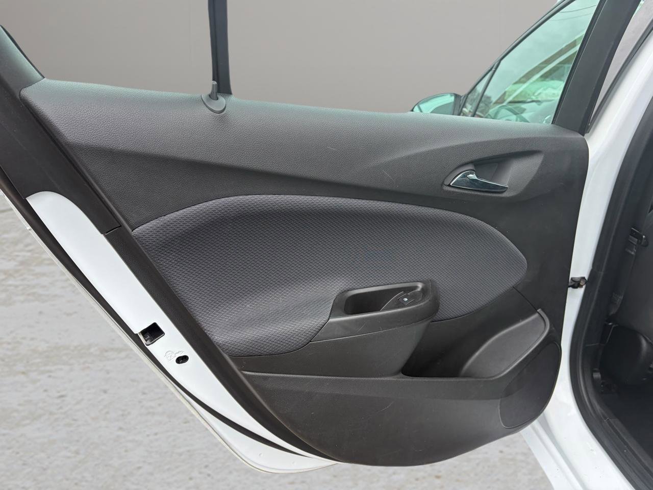 Used 2018 Chevrolet Cruze LT w/ Convenience Package FWD image 11