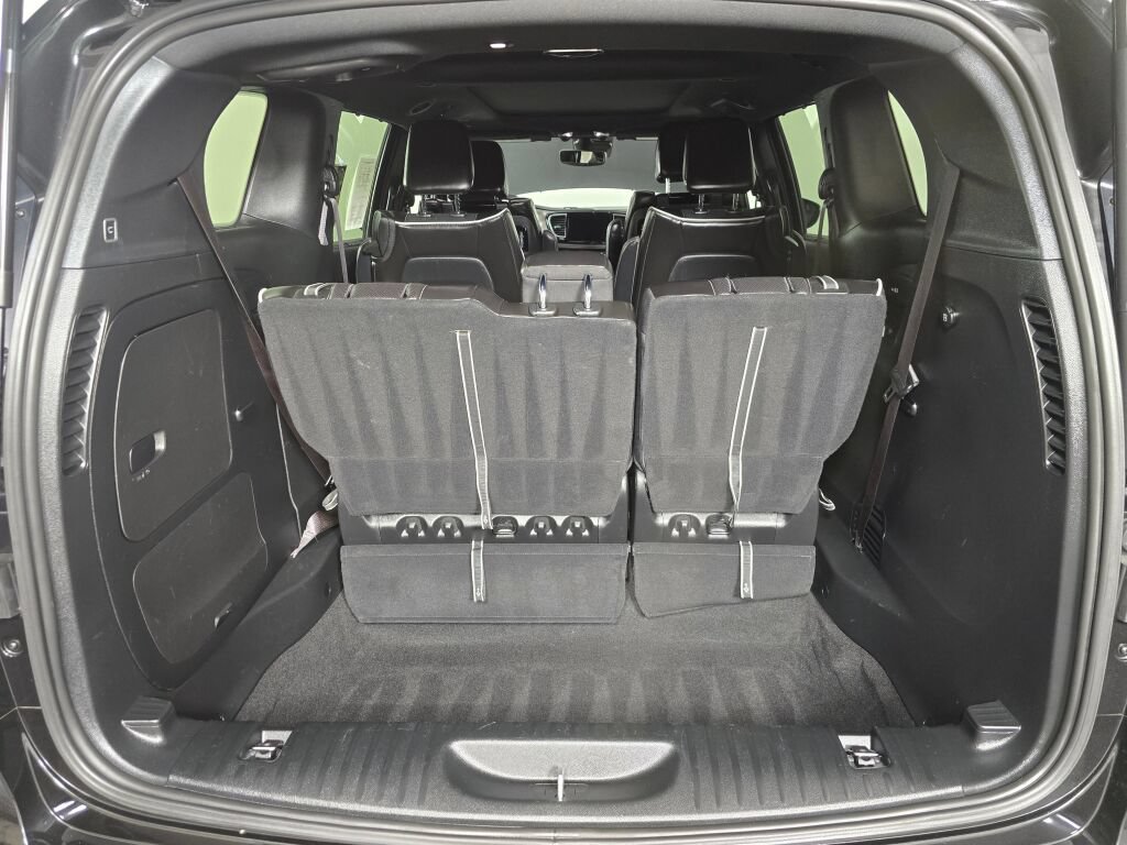 Used 2023 Chrysler Pacifica Limited w/ Uconnect Theater Family Group FWD image 15