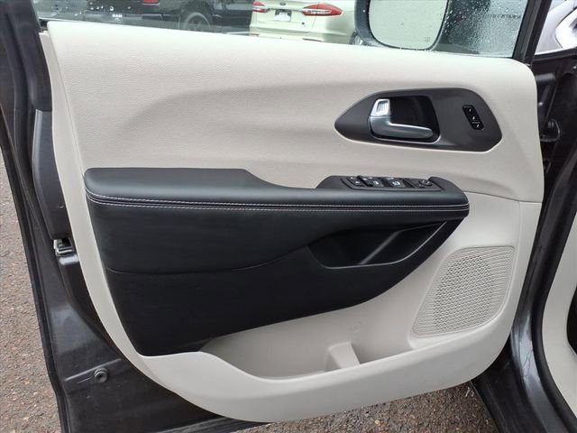 Used 2023 Chrysler Pacifica Touring-L FWD image 10