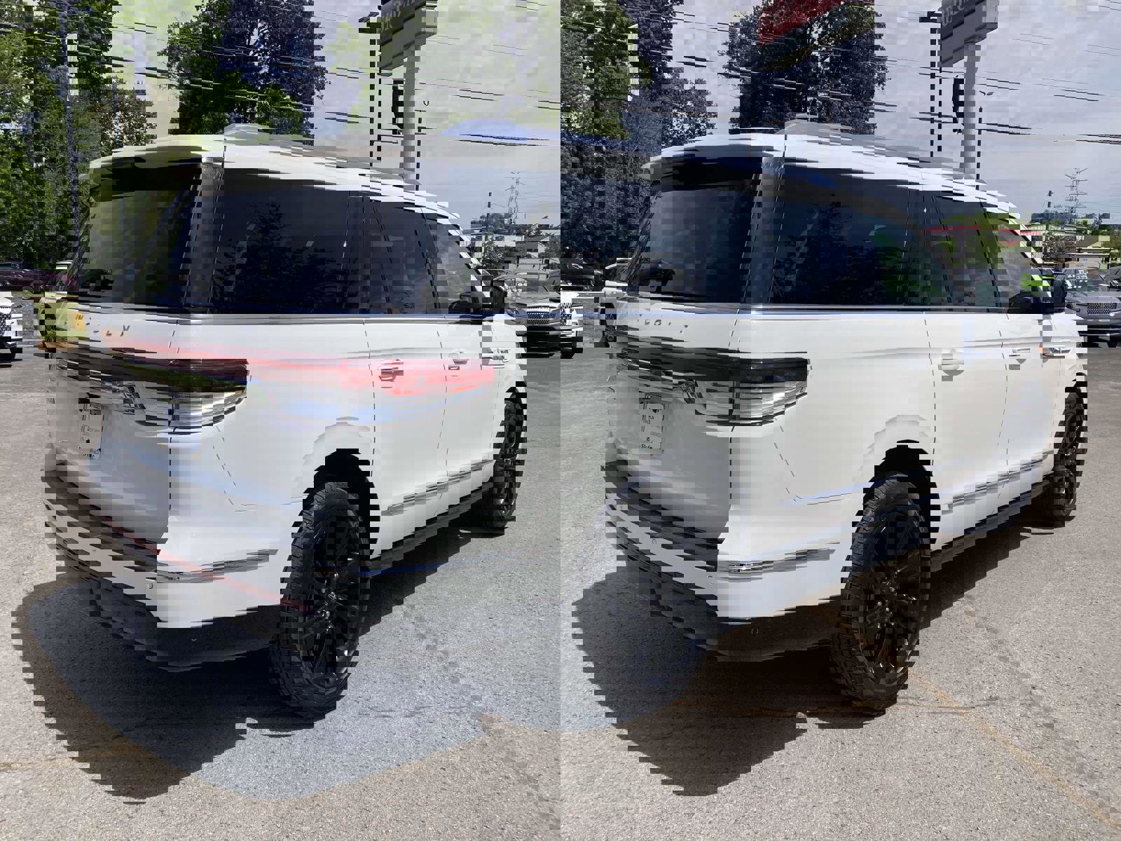 Certified 2024 Lincoln Navigator L Reserve AWD/4WD image 3