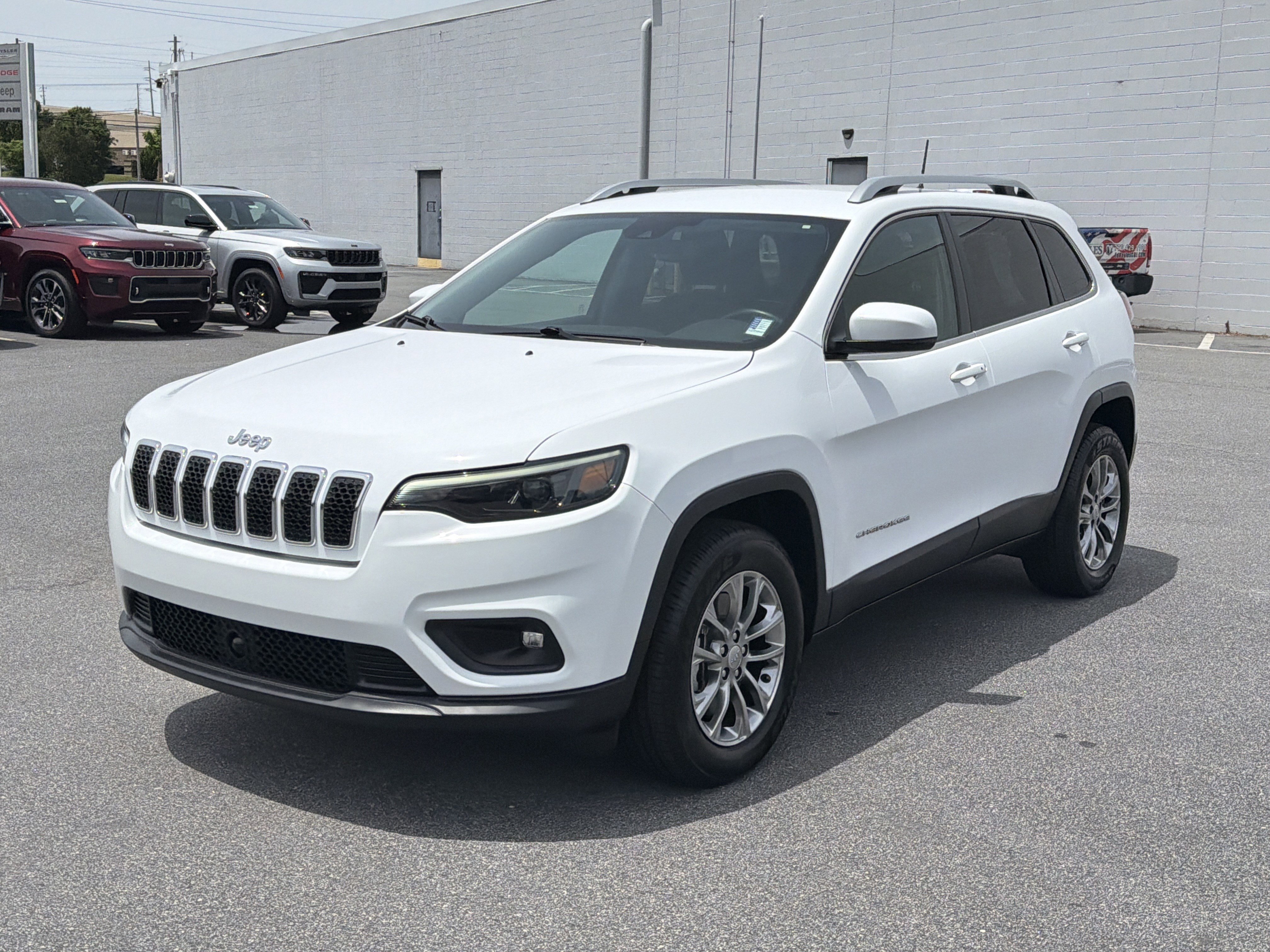 Used 2021 Jeep Cherokee Latitude Lux w/ Comfort/Convenience Group AWD/4WD image 3