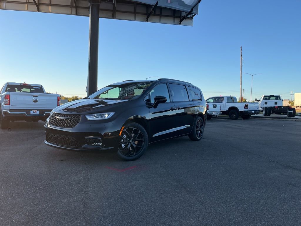 New 2026 Chrysler Pacifica Select w/ S Appearance Package image 2