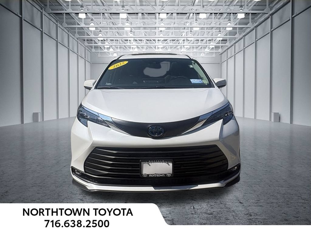 Used 2025 Toyota Sienna XLE w/ XLE Plus Package FWD image 9