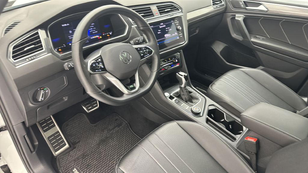 Used 2024 Volkswagen Tiguan SE R-Line AWD/4WD image 11