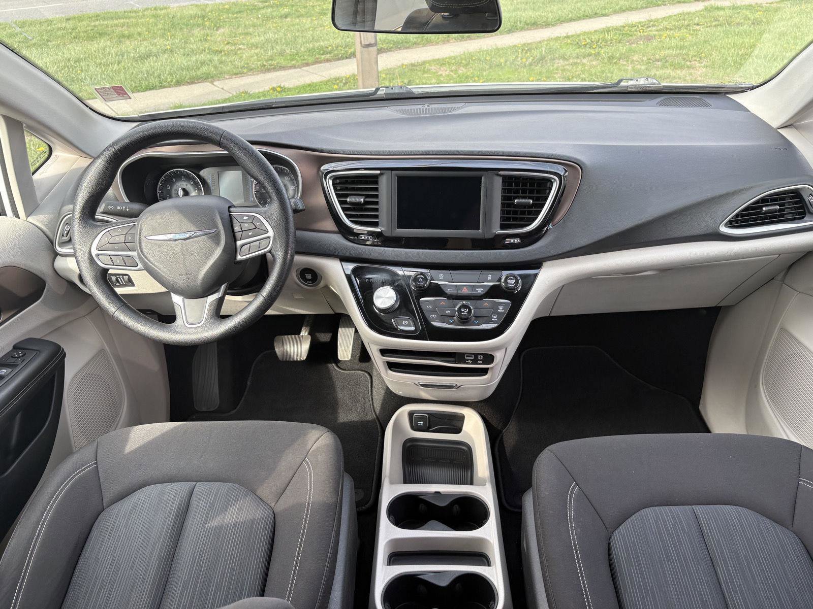 Used 2020 Chrysler Voyager LX FWD image 11