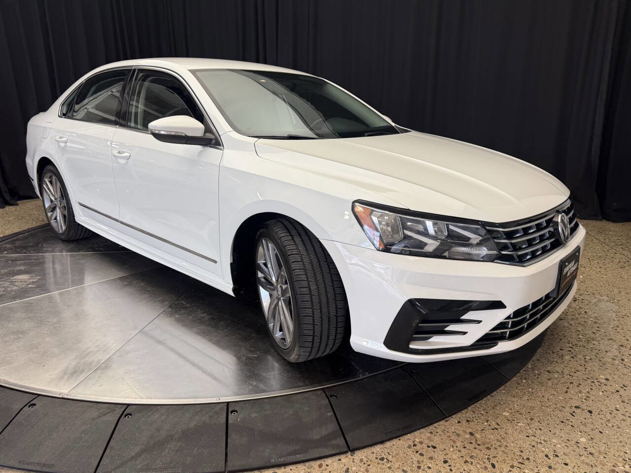 Used 2016 Volkswagen Passat 1.8T R-Line image 4