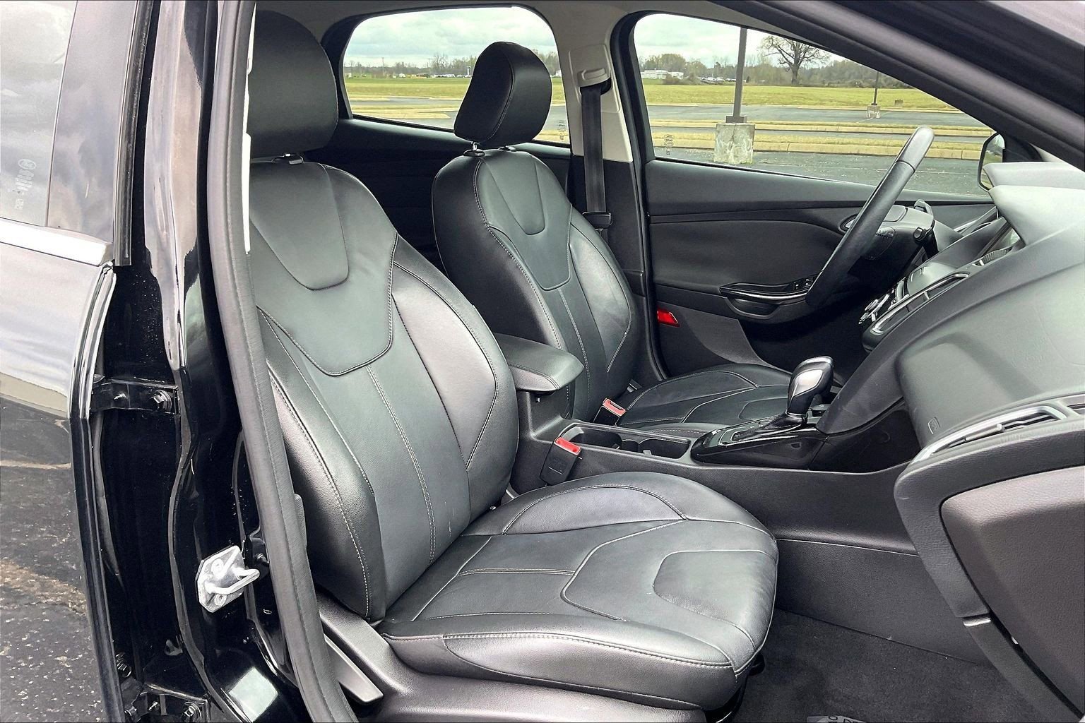 Used 2018 Ford Focus Titanium w/ Titanium Technology Package FWD image 8