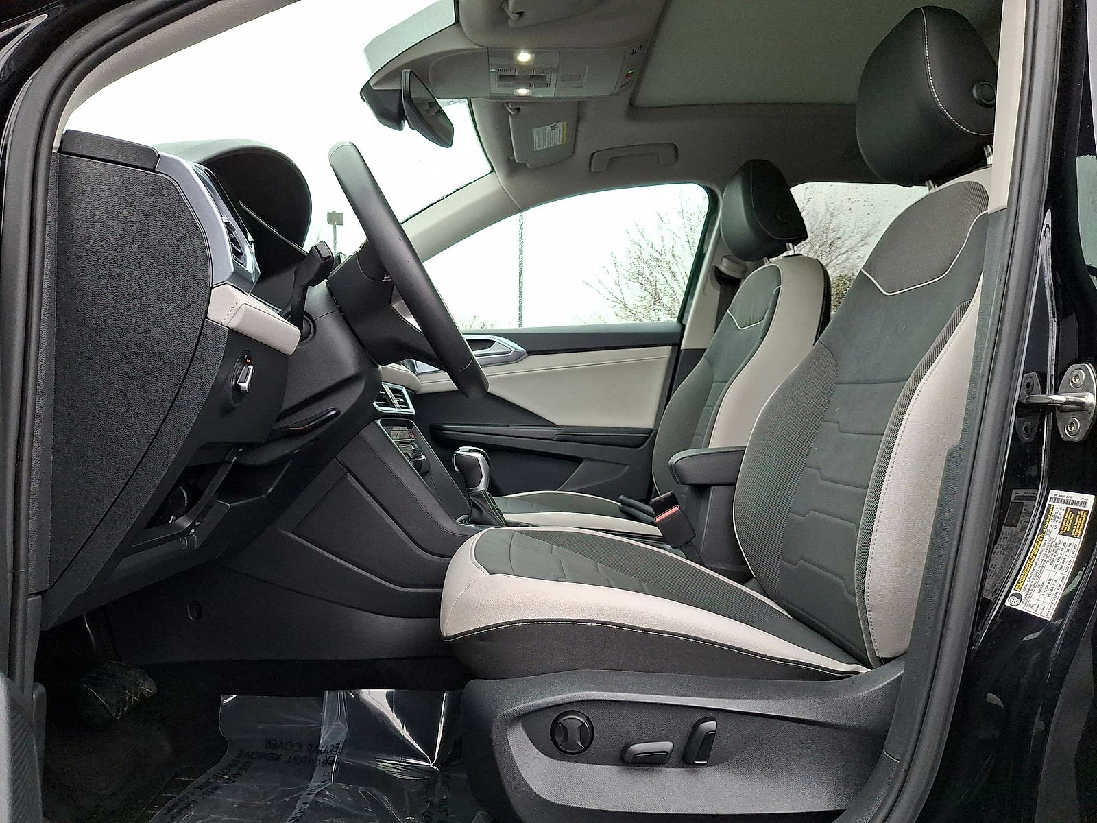 Used 2025 Volkswagen Taos SE FWD image 11