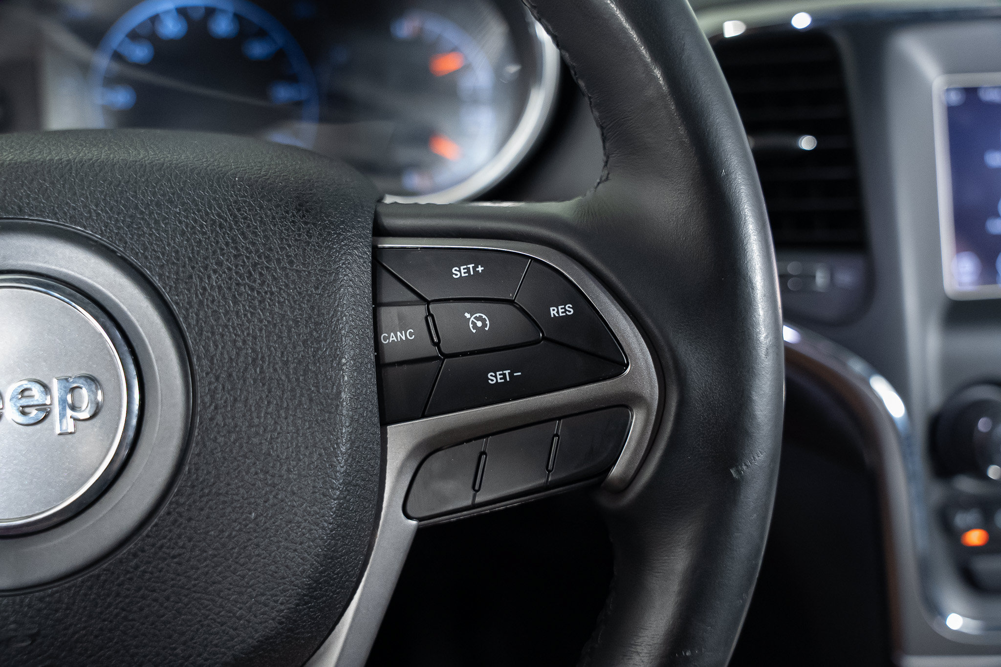 Used 2018 Jeep Grand Cherokee Laredo RWD image 32