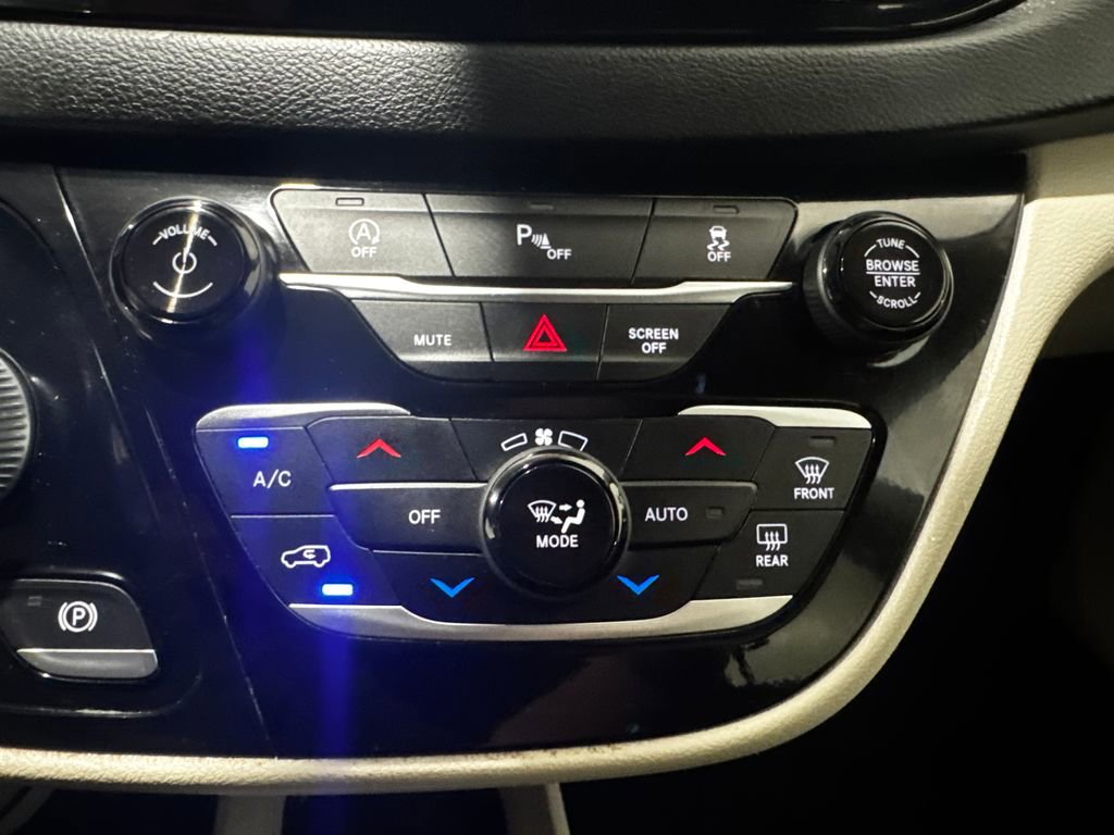 Used 2020 Chrysler Pacifica Touring-L FWD image 33