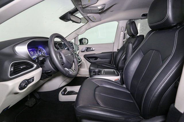 Used 2024 Chrysler Pacifica Touring-L FWD image 37