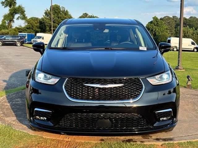 Used 2024 Chrysler Pacifica Touring-L FWD image 2