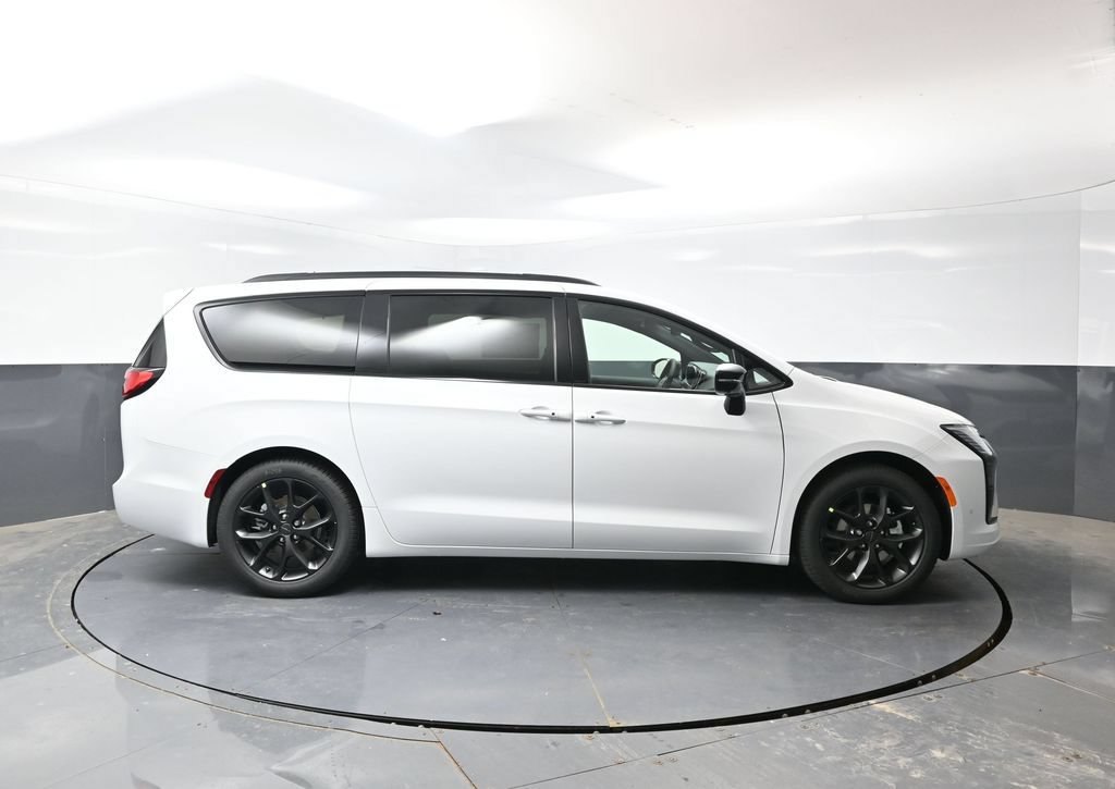 New 2027 Chrysler Pacifica Limited FWD image 2