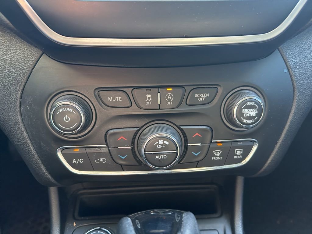 Used 2020 Jeep Cherokee Latitude Plus image 12