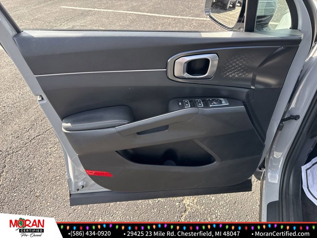Used 2025 Kia Sorento S image 9