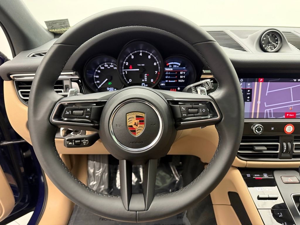 Used 2025 Porsche Macan image 12