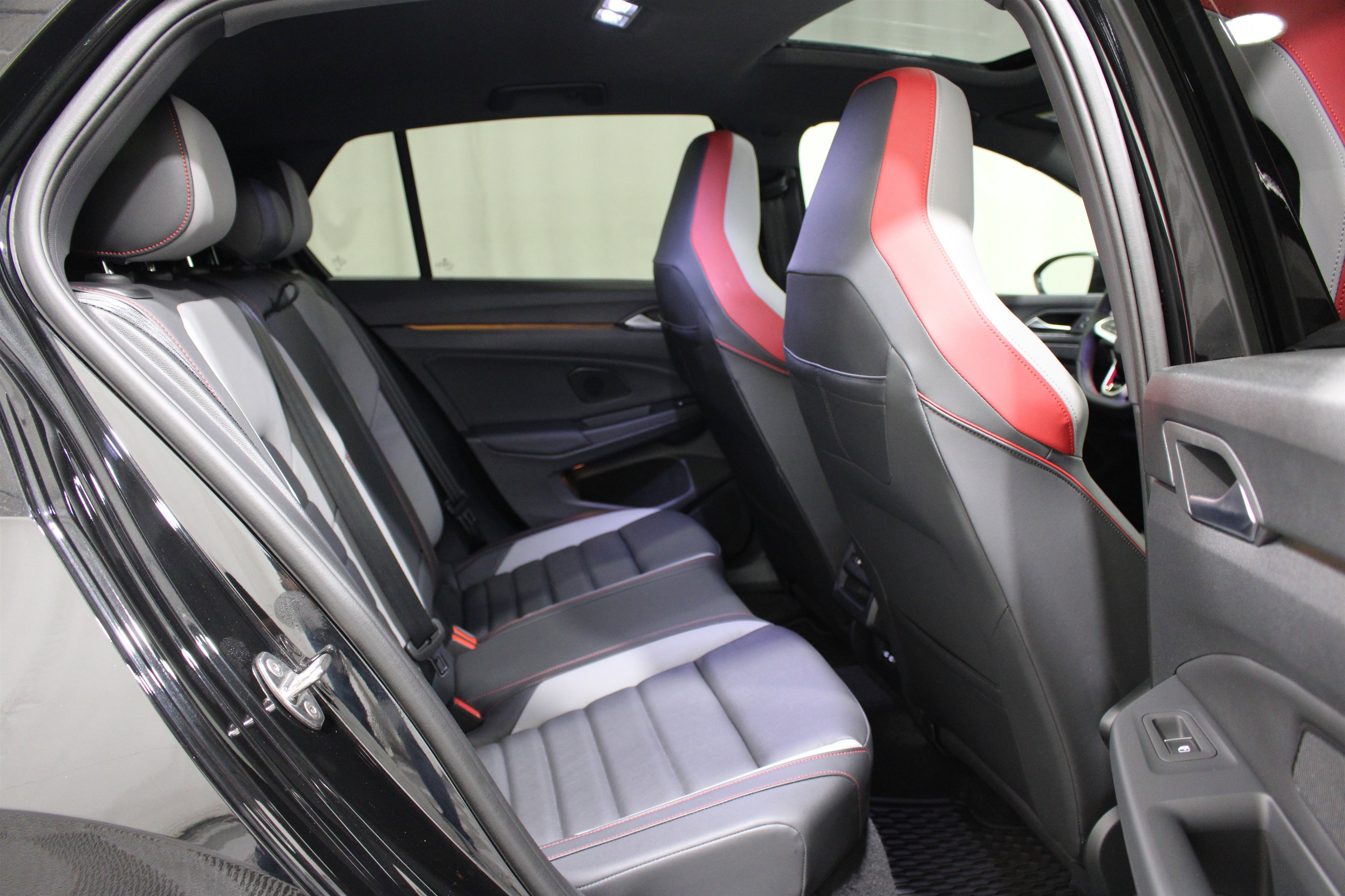 Used 2025 Volkswagen GTI SE image 27