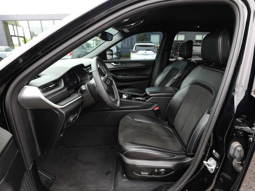 Used 2023 Jeep Grand Cherokee Altitude AWD/4WD image 12