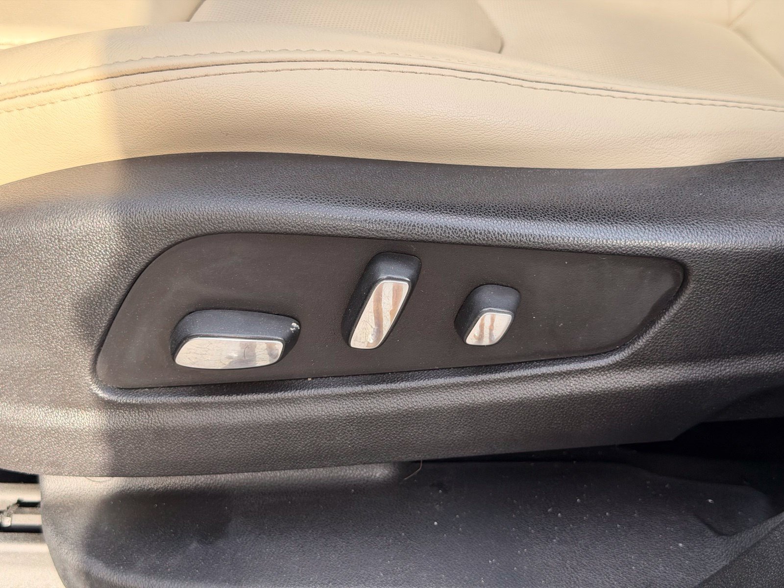 Used 2018 Cadillac XT5 Luxury w/ Driver Awareness Package FWD image 17