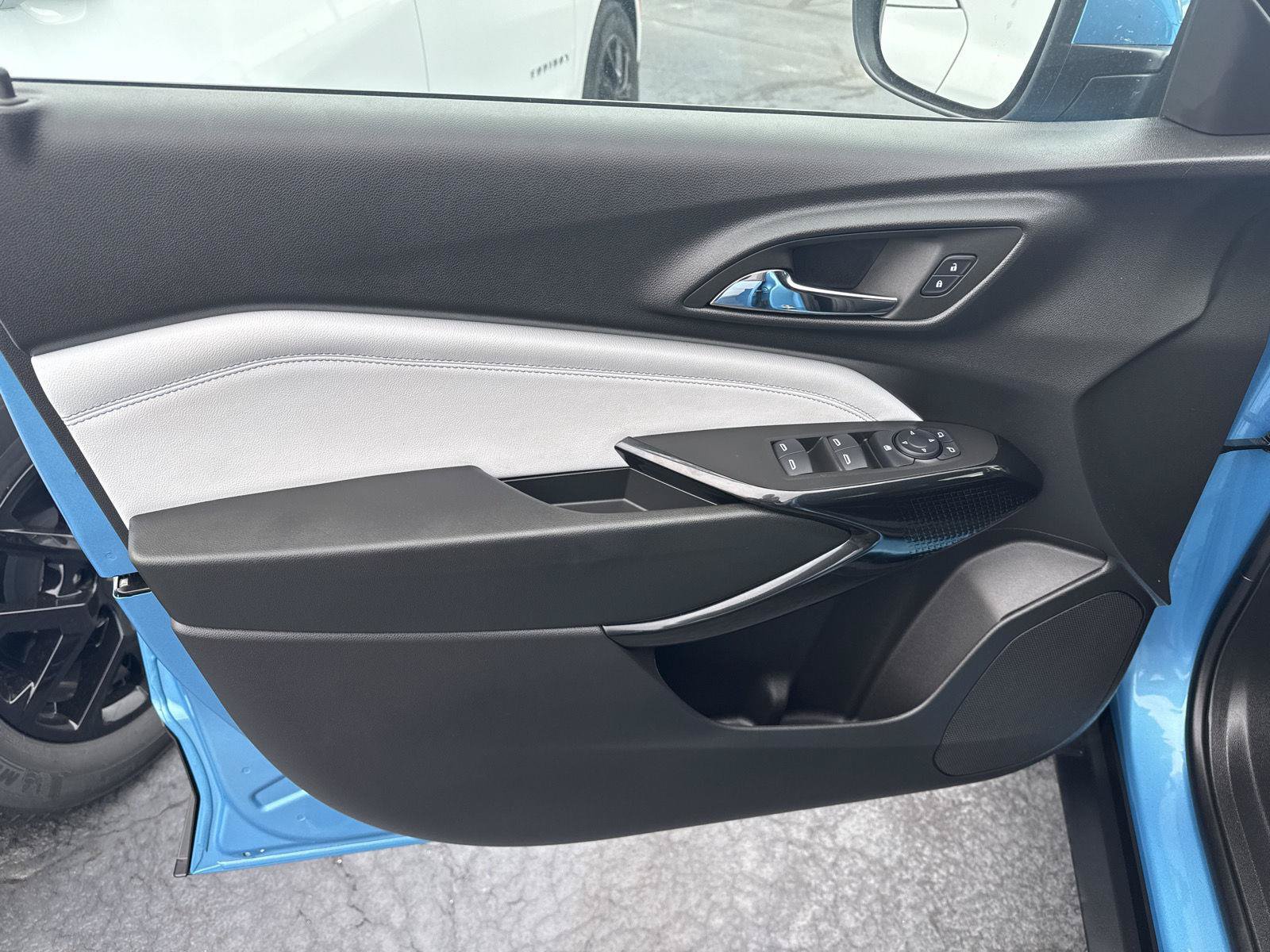 Used 2025 Chevrolet Trax LT FWD image 8