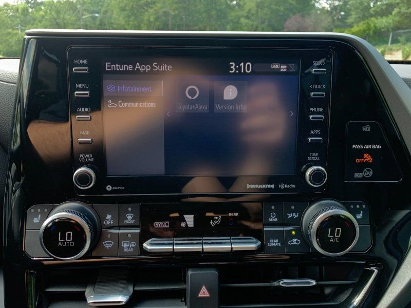 Used 2020 Toyota Highlander XLE AWD/4WD image 21