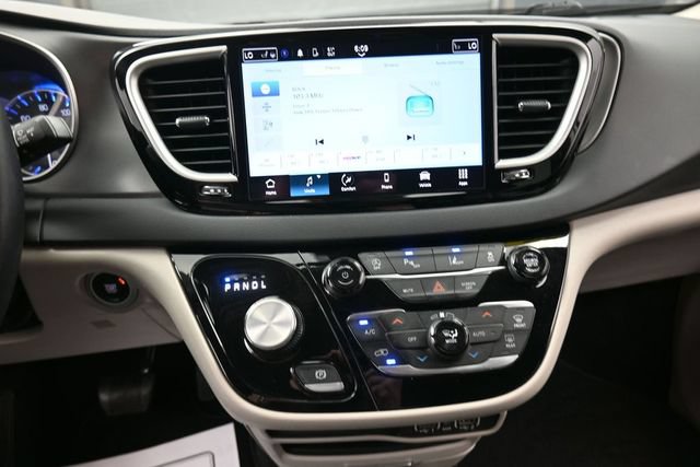 Used 2023 Chrysler Pacifica Touring-L FWD image 10