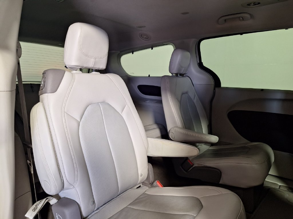 Used 2021 Chrysler Pacifica Touring-L FWD image 27