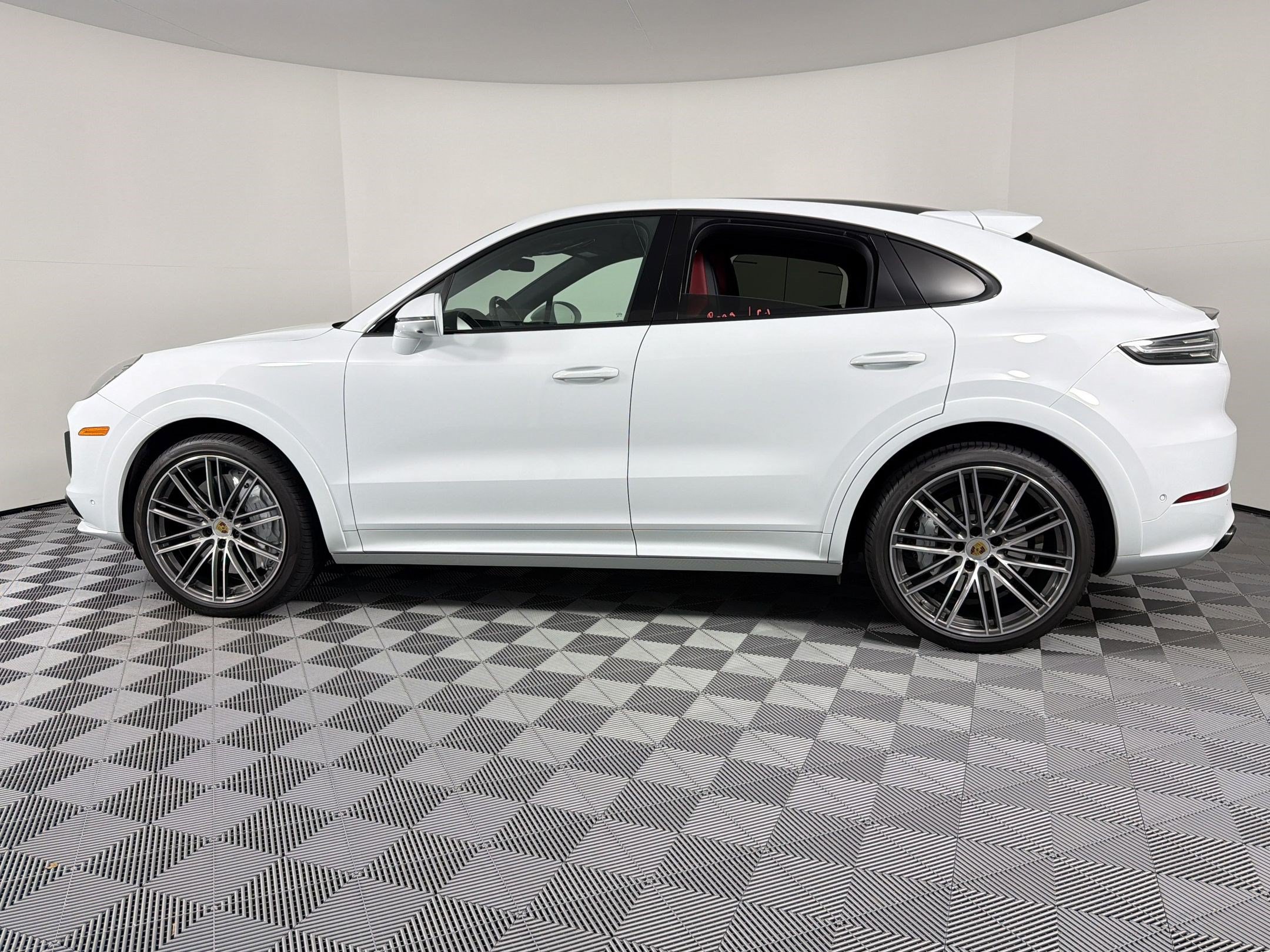 Certified 2023 Porsche Cayenne Turbo AWD/4WD image 2