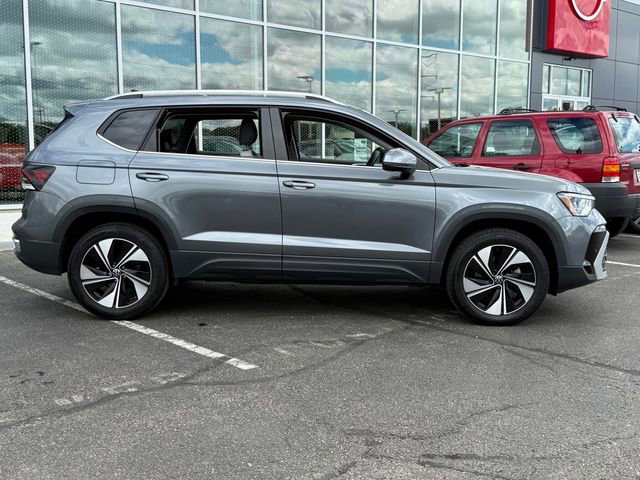 Used 2025 Volkswagen Taos SE AWD/4WD image 2