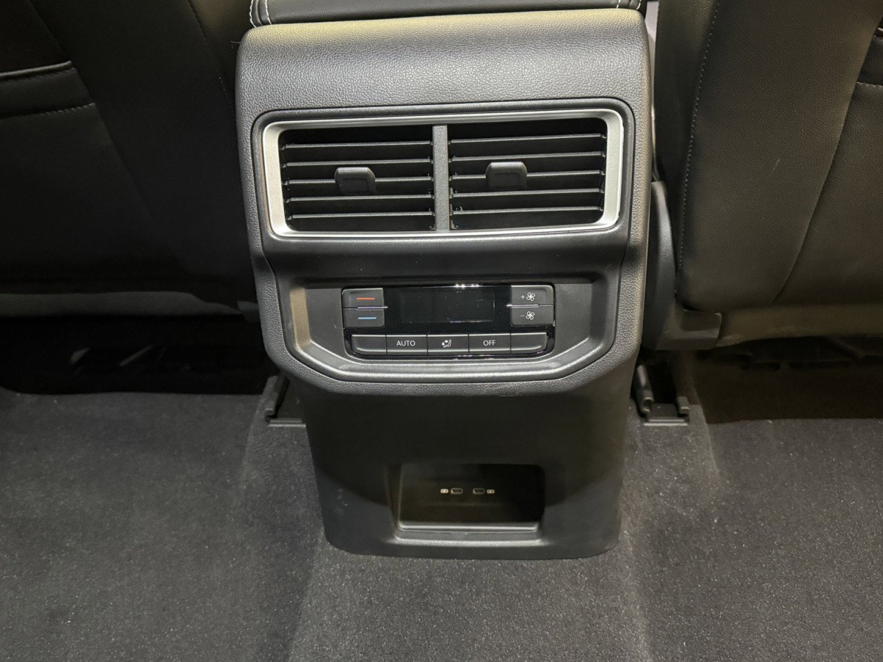 Used 2025 Volkswagen Atlas SE image 15