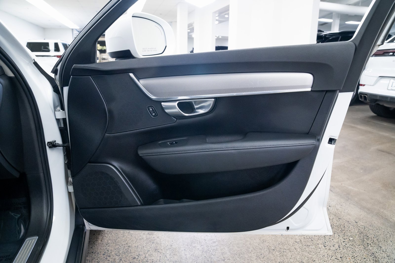 Used 2017 Volvo V90 T6 Cross Country image 23