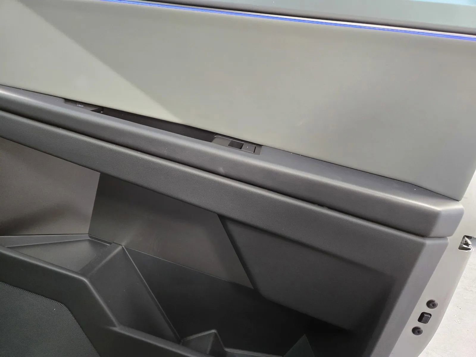 Used 2025 Tesla Cybertruck AWD Crew Cab image 6