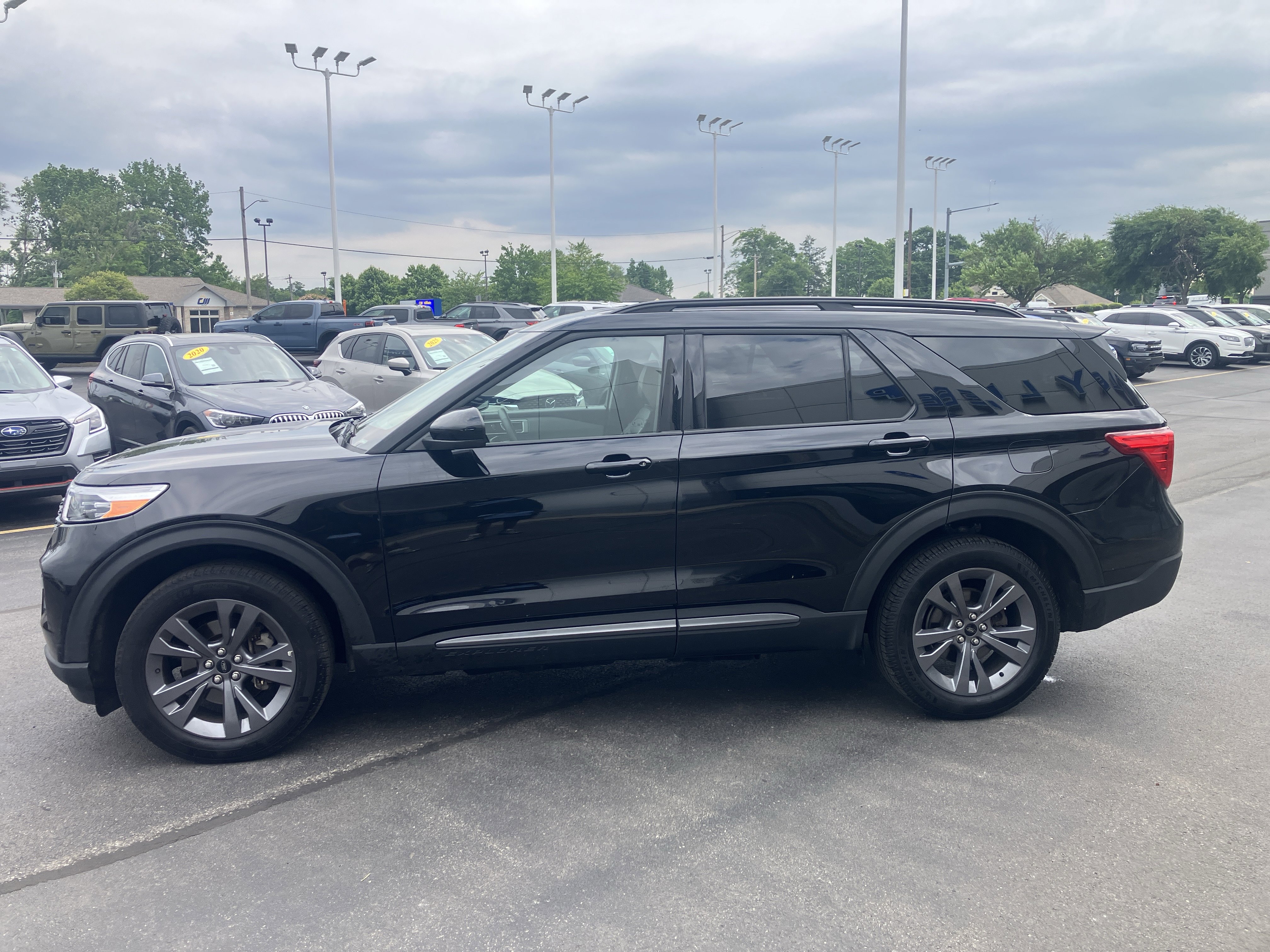 Used 2024 Ford Explorer XLT w/ Equipment Group 202A AWD/4WD image 4