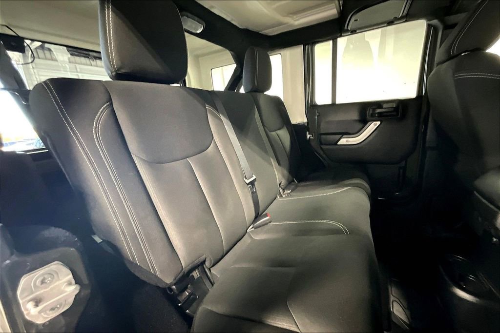Used 2016 Jeep Wrangler Unlimited Rubicon w/ Connectivity Group image 35