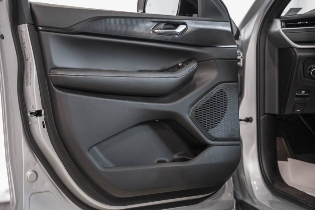 New 2025 Jeep Grand Cherokee Altitude image 35