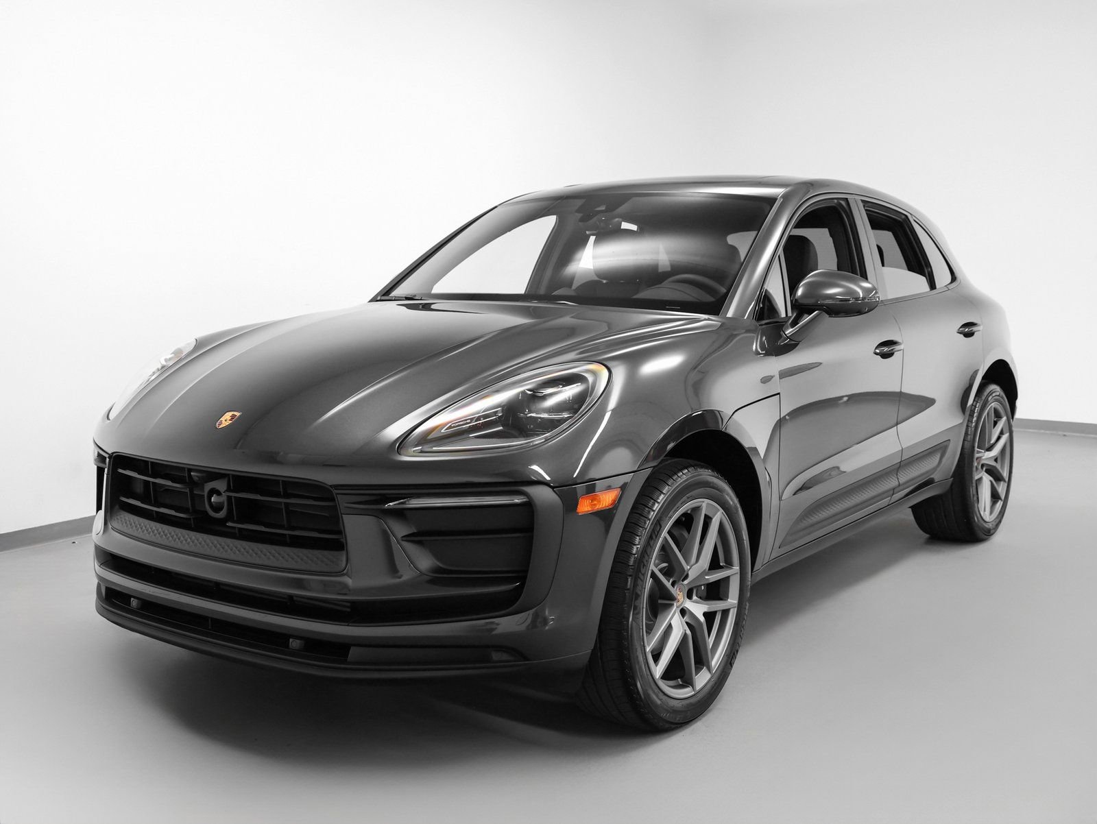 Certified 2025 Porsche Macan image 6