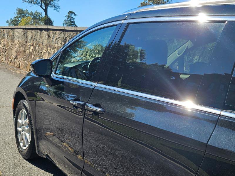 Used 2021 Chrysler Pacifica Touring-L FWD image 21