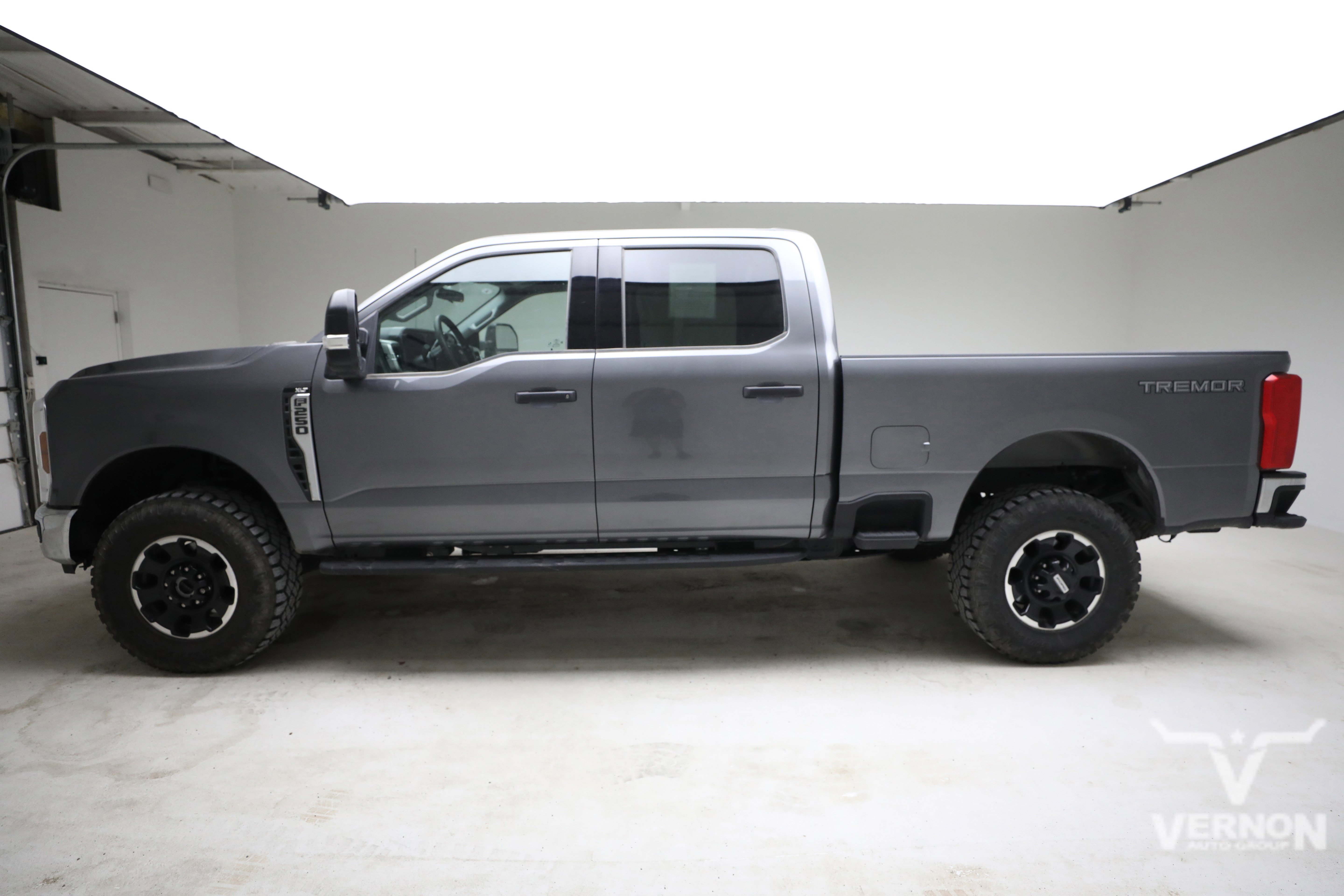 Used 2025 Ford F250 XLT w/ Tremor Off-Road Package AWD/4WD image 2