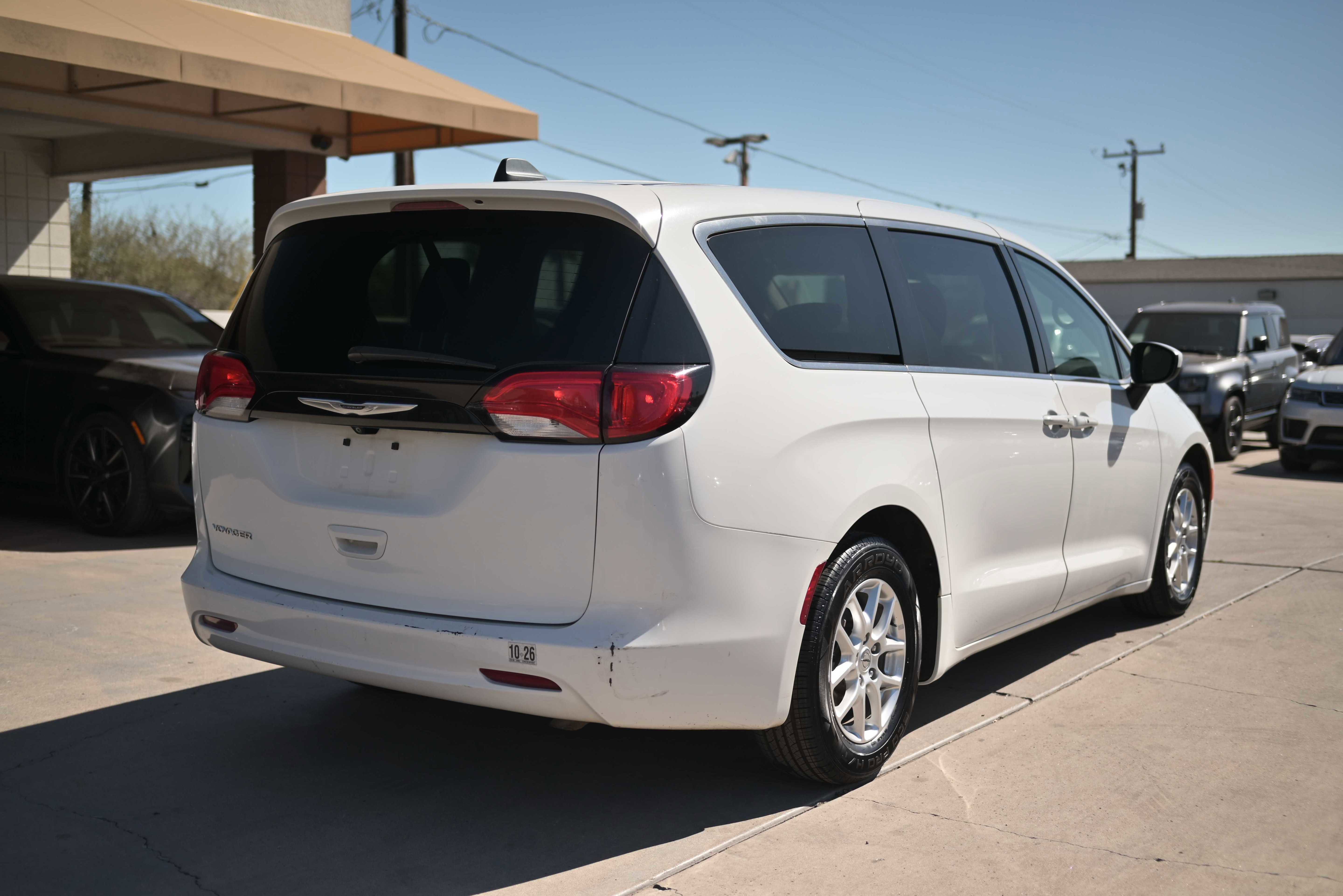 Used 2022 Chrysler Voyager LX image 4